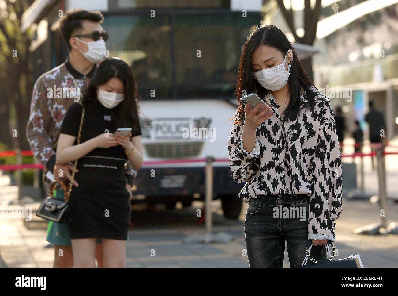 Pékin, Chine. 15 avril 2020. Les Chinois continuent de porter des masques de protection à côté d'un poste de contrôle de police à Beijing le mercredi 15 avril 2020. Le président chinois Xi Jinping et les médias d'État ont encouragé "des efforts inlassables pour se prémunir contre les cas importés de l'étranger et empêcher une résurgence de l'épidémie chez eux". Photo de Stephen Shaver/UPI crédit: UPI/Alay Live News Banque D'Images