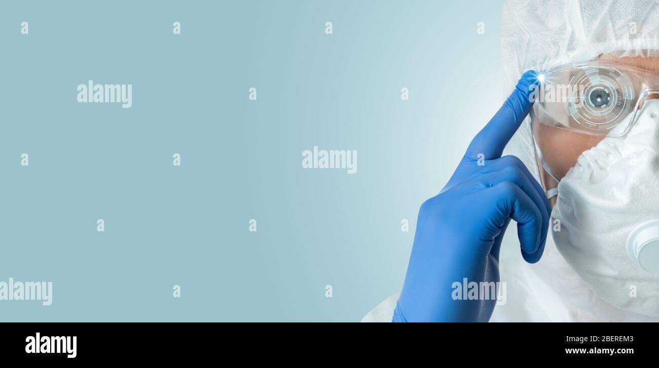 Médecin dans des lunettes de réalité augmentée avec un affichage tête vers le haut. Banque D'Images