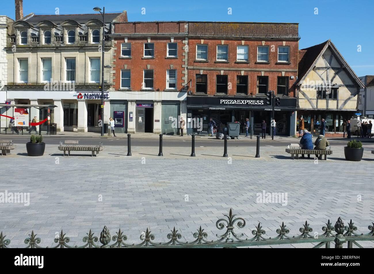 Une place de marché vide à Salisbury au Royaume-Uni mardi jour du marché en raison du verrouillage du coronavirus le 14 avril 2020. Banque D'Images