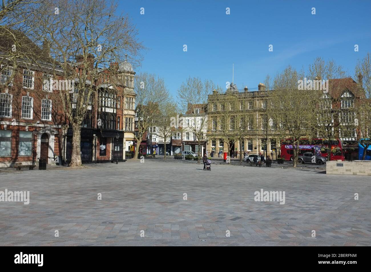 Une place de marché vide à Salisbury au Royaume-Uni mardi jour du marché en raison du verrouillage du coronavirus le 14 avril 2020. Banque D'Images