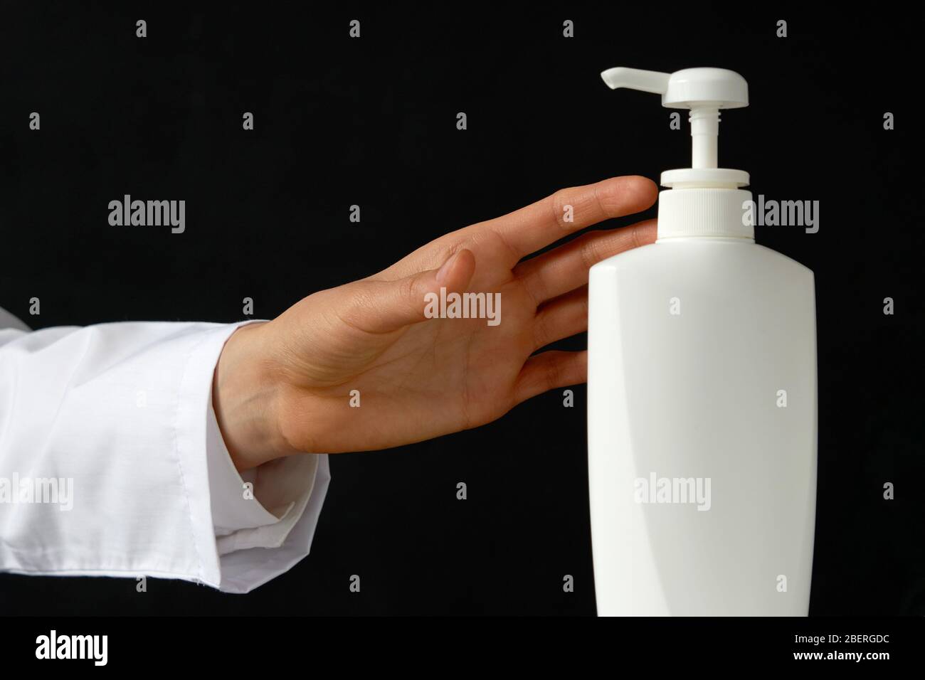 Prendre à la main l'aseptisant et le savon liquide sur fond noir Photo  Stock - Alamy