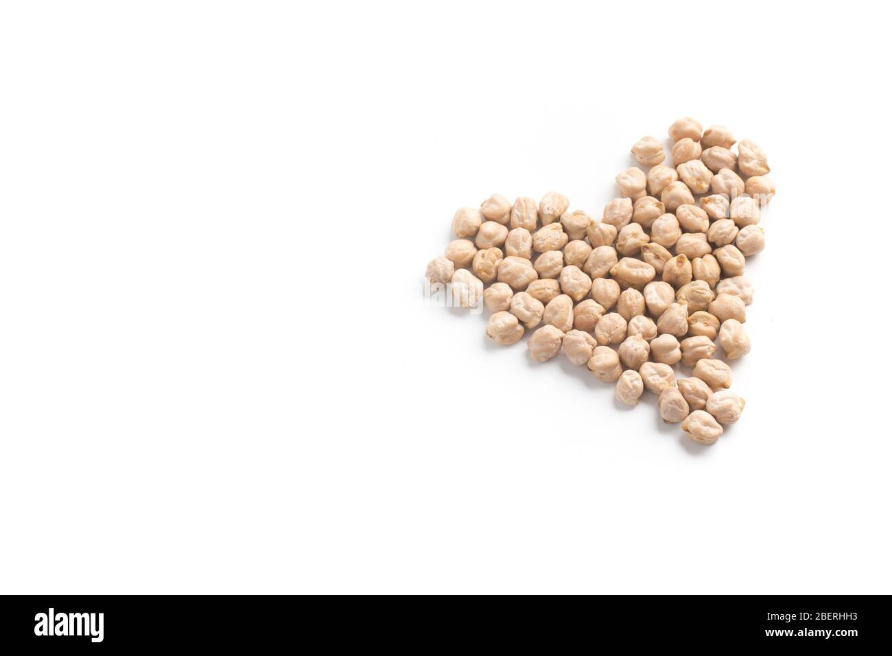 Pois chiches crus coeur isolé sur fond blanc Banque D'Images