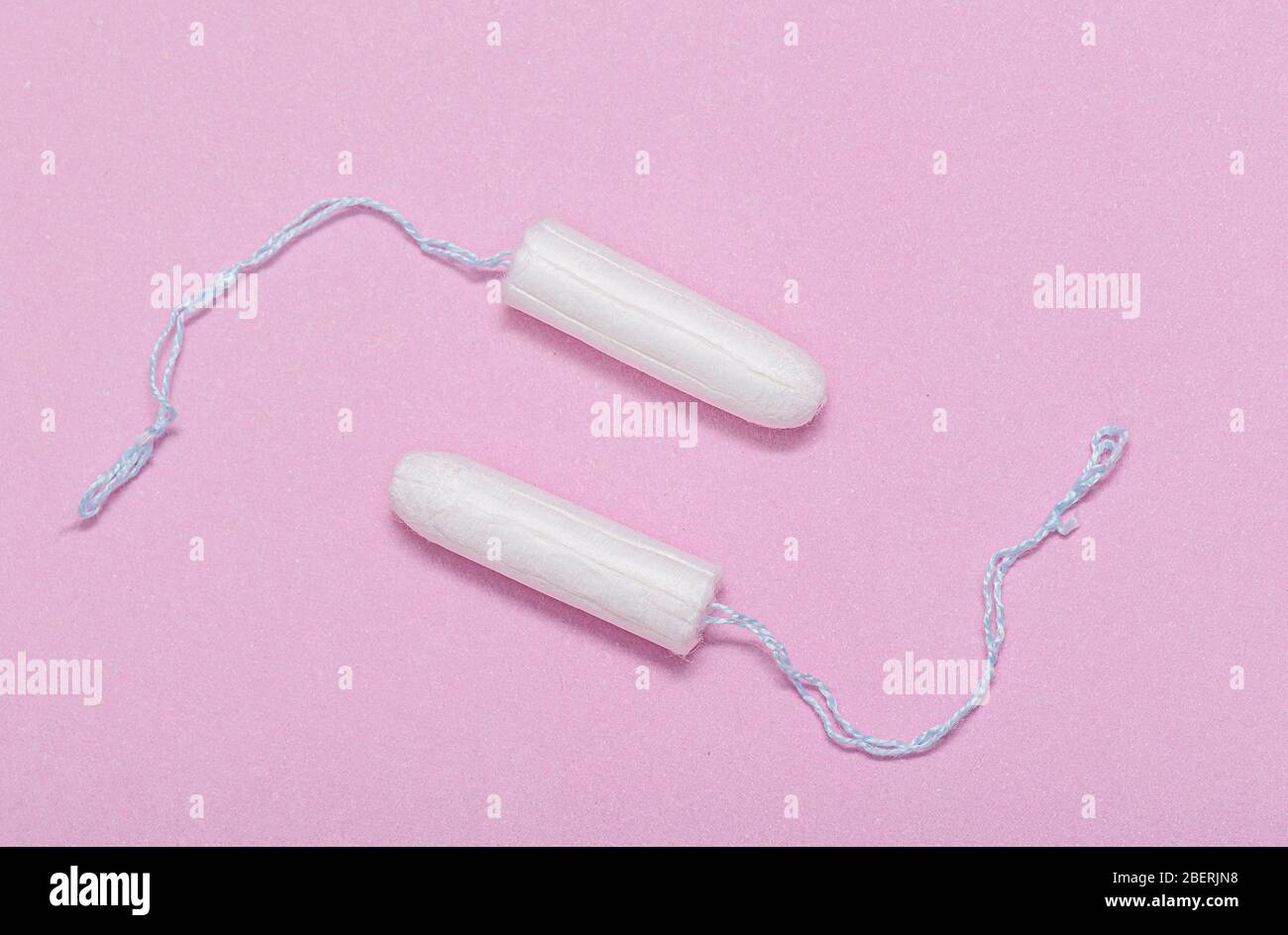 Tampon blanc médical sur fond rose, tampon hygiénique en coton pour femmes  Photo Stock - Alamy