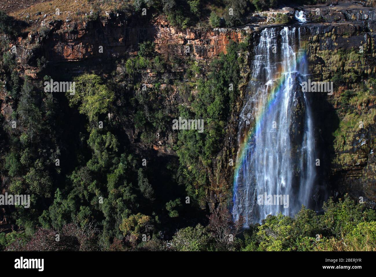 Un arc-en-ciel traverse les chutes de Lisbonne (Afrique du Sud) Banque D'Images