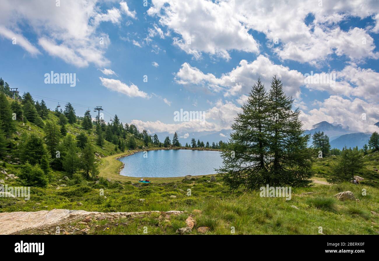 Vue estivale sur un petit lac dans la vallée de Pejo, Trentin-Haut-Adige, dans le nord de l'Italie Banque D'Images