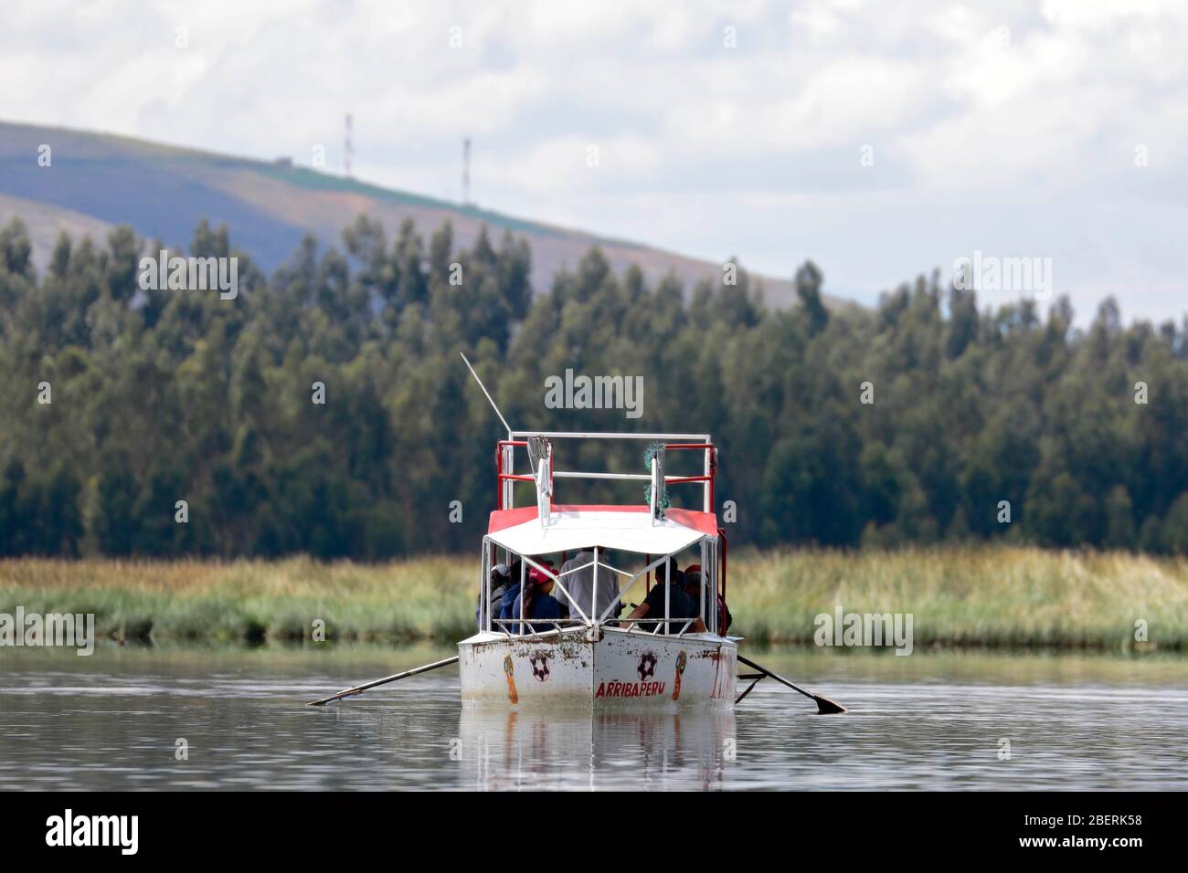 Chucaca, Junín. 08 mars 2020 - Groupe de personnes marchant dans un bateau touristique à l'intérieur du lagon pendant des vacances, reconnaissance d'un nouveau circuit touristique. Chu Banque D'Images