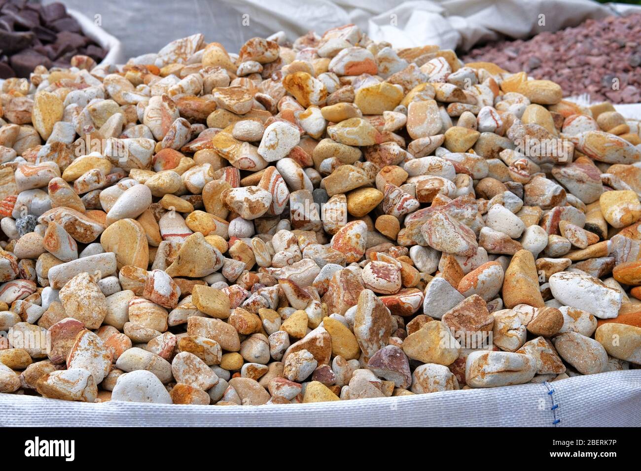 Les pierres naturelles multicolores sont vendues dans un magasin de construction. Matériaux de construction. Matériaux de construction pour la décoration et la construction. Banque D'Images
