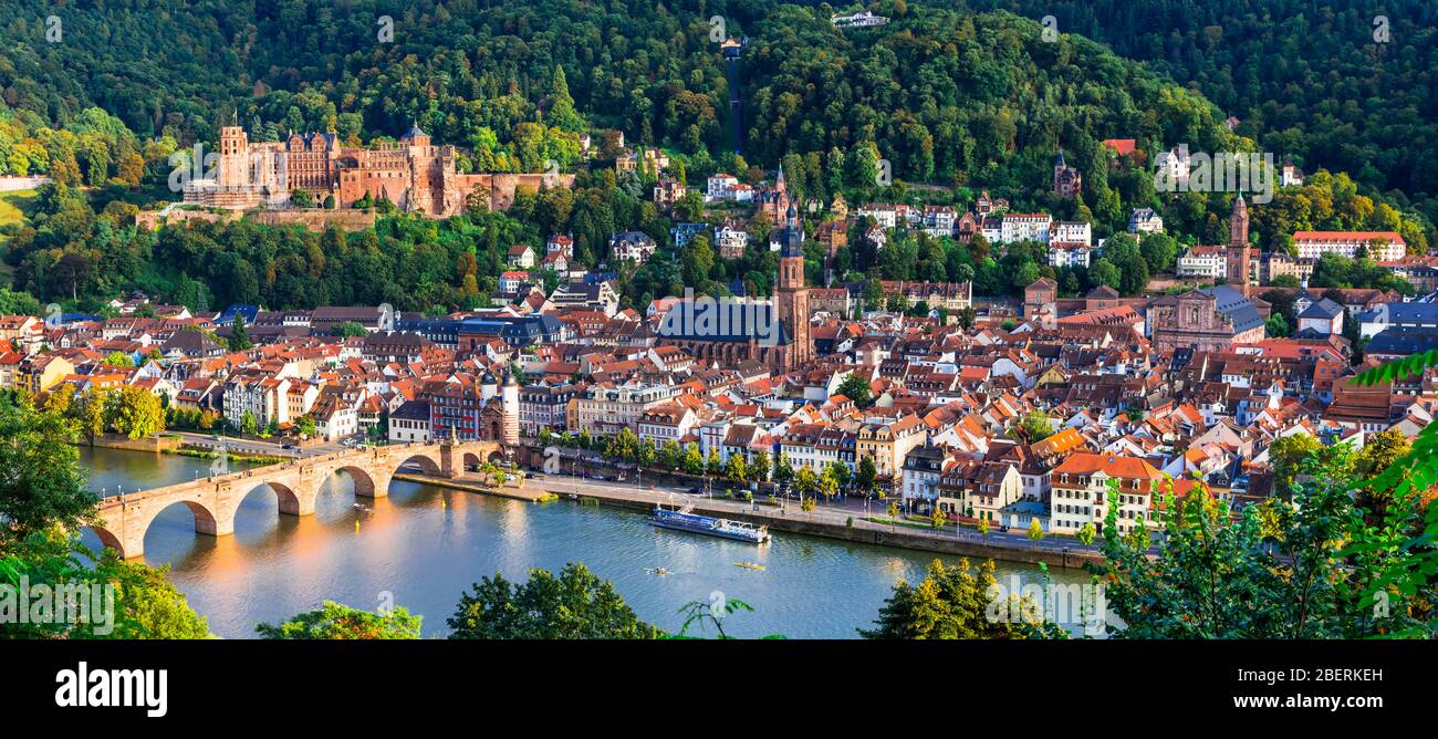 Impressionnante vieille ville d'Heidelberg, vue sur le pont, maisons et château, Allemagne. Banque D'Images