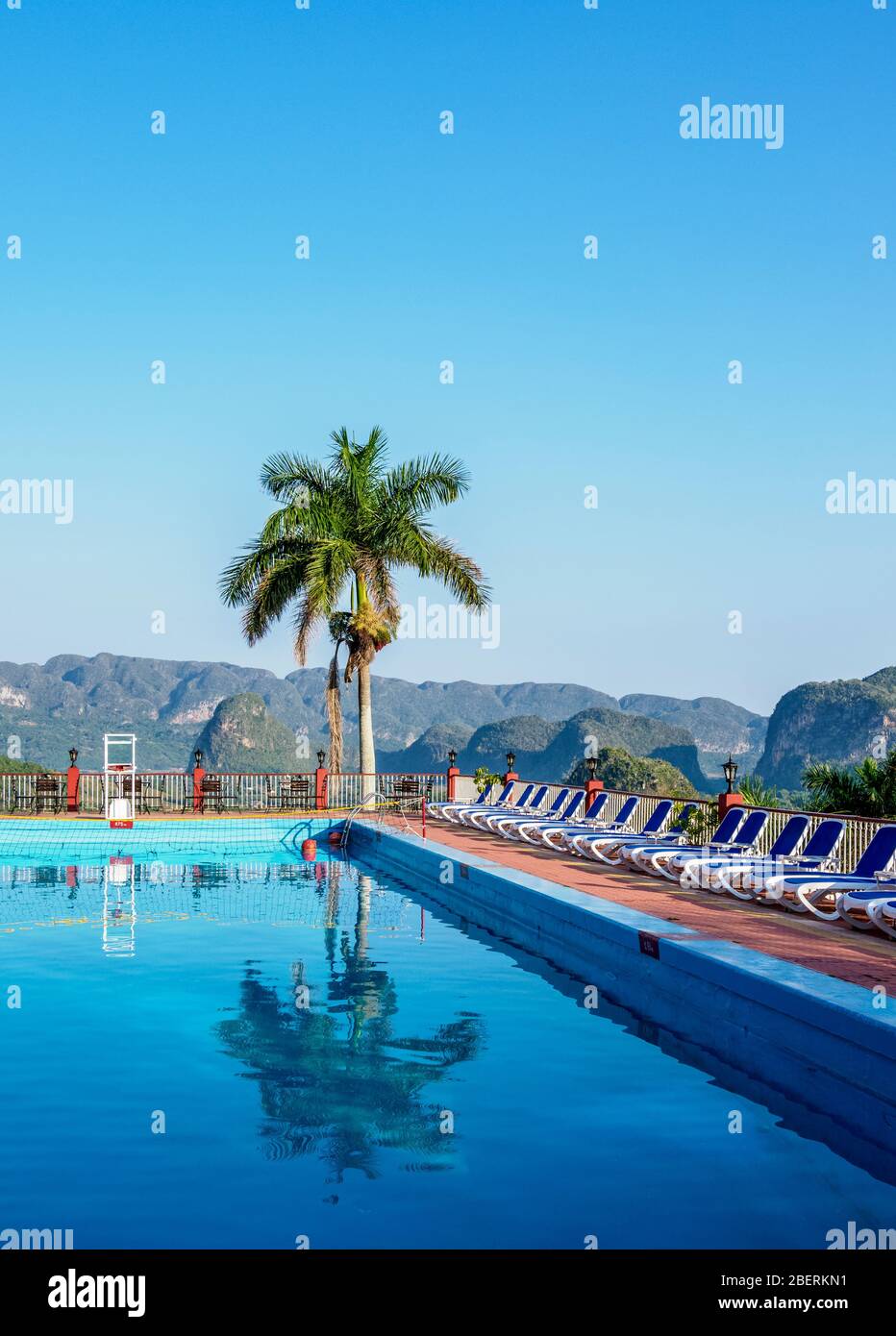 Vue sur la piscine à l'Hôtel Horizontes Los Jazmines en direction de la vallée de Vinales, site classé au patrimoine mondial de l'UNESCO, province de Pinar del Rio, Cuba Banque D'Images
