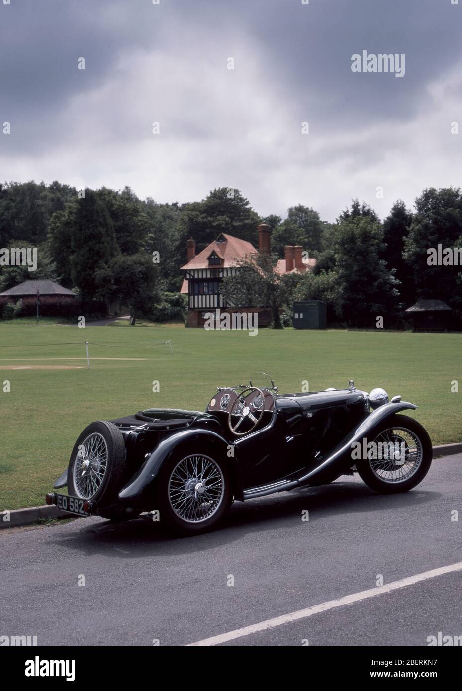 Vintage MG au Tilford Cricket Club, Tilford Surrey Royaume-Uni Banque D'Images