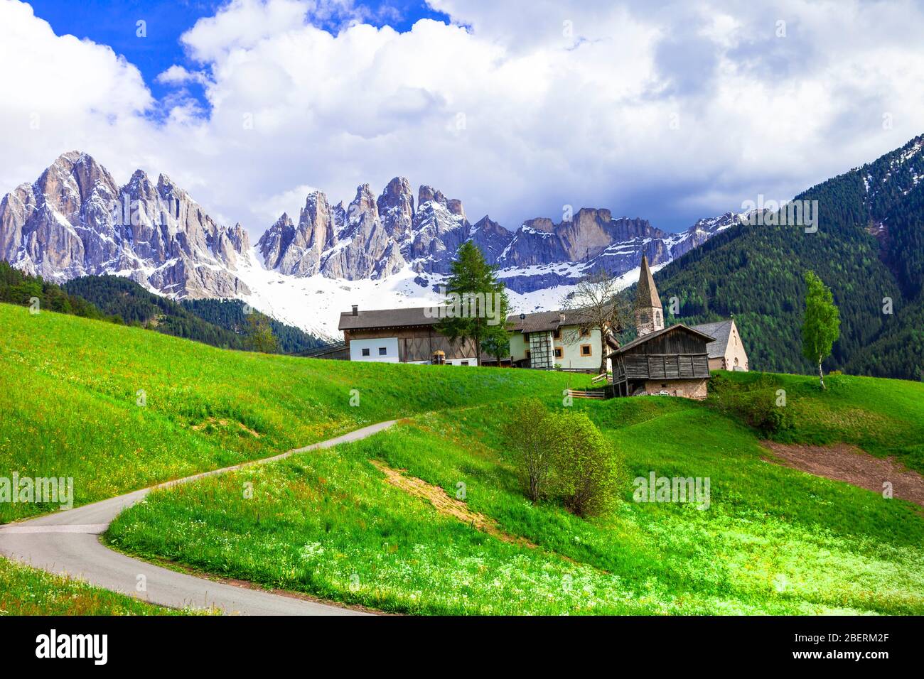 Montagnes impressionnantes et ancienne église de Val di Funes, Trentin, Italie. Banque D'Images