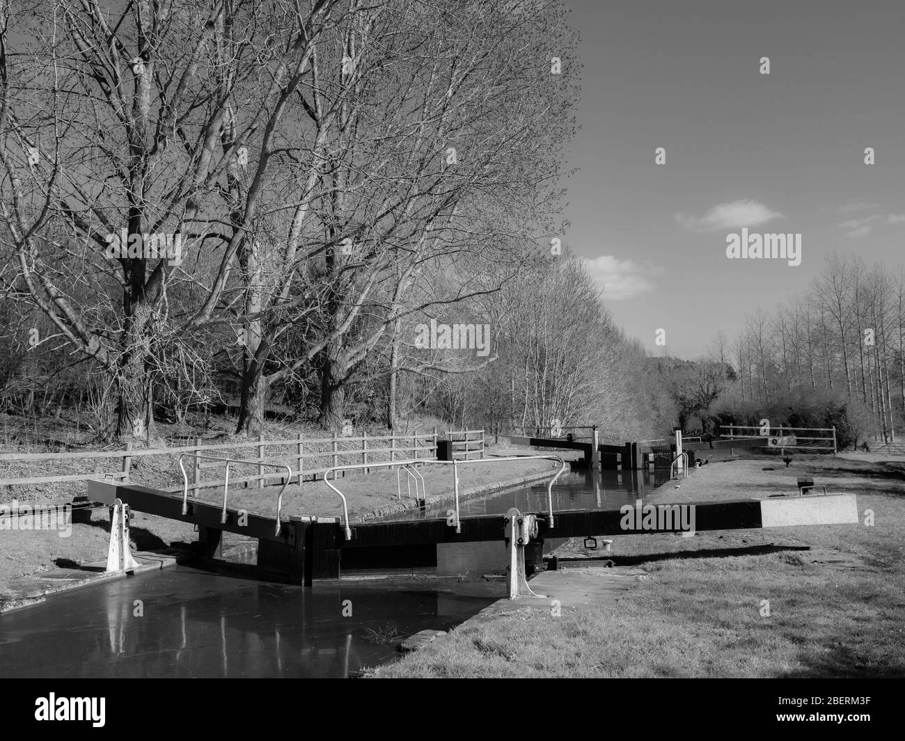 Black and White River Landscape, pour Field Middle Lock, Kennett et Avon Canal, Wiltshire, Angleterre, Royaume-Uni, GB. Banque D'Images