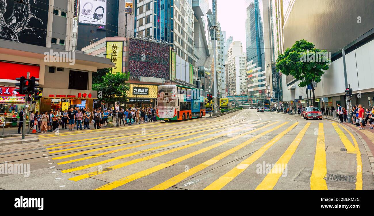 Intersection bondée et animée dans le quartier commerçant de Causeway Bay à Hong Kong Banque D'Images