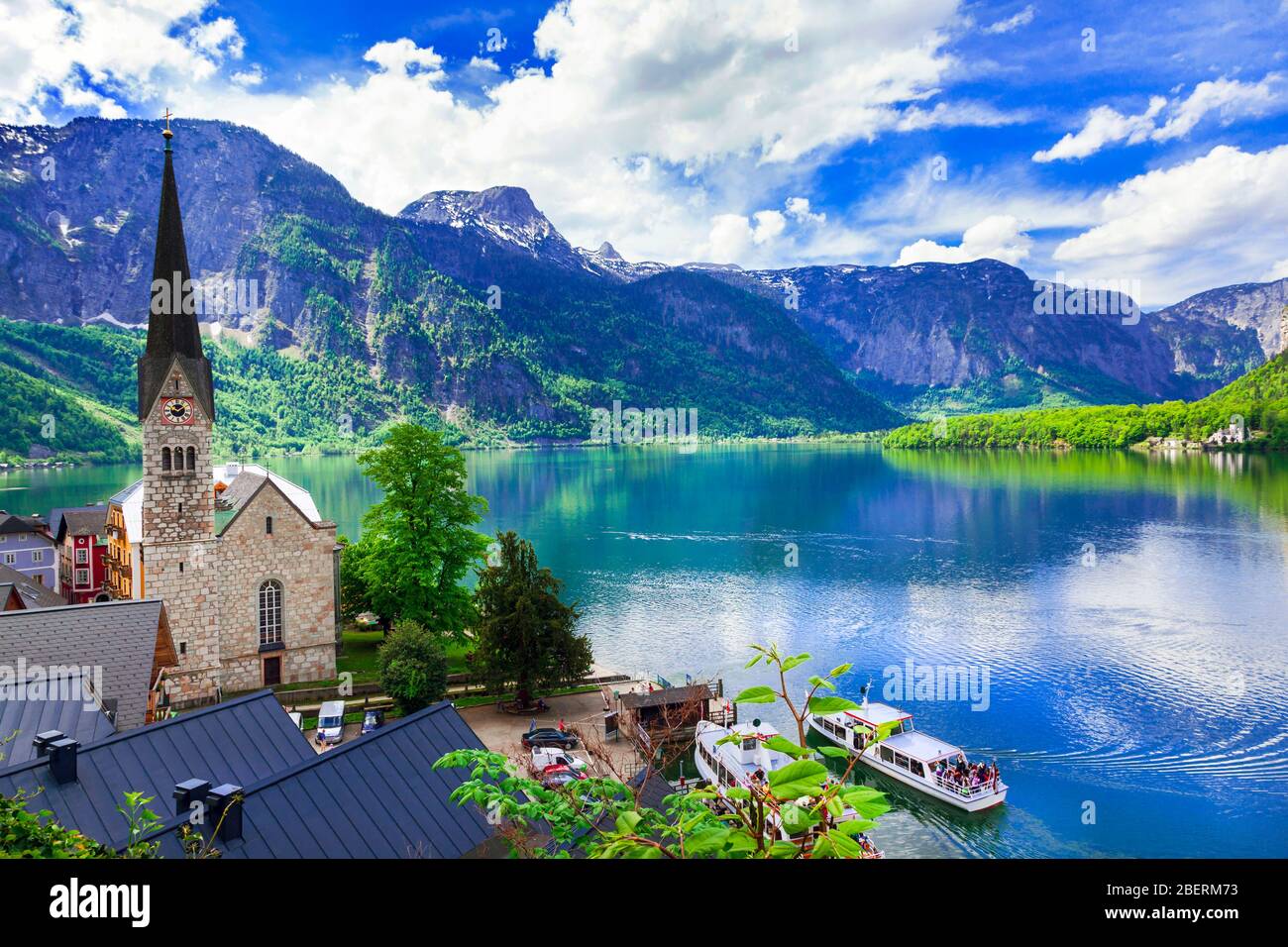 Impressionnant village et lac Hallstatt, Autriche. Banque D'Images