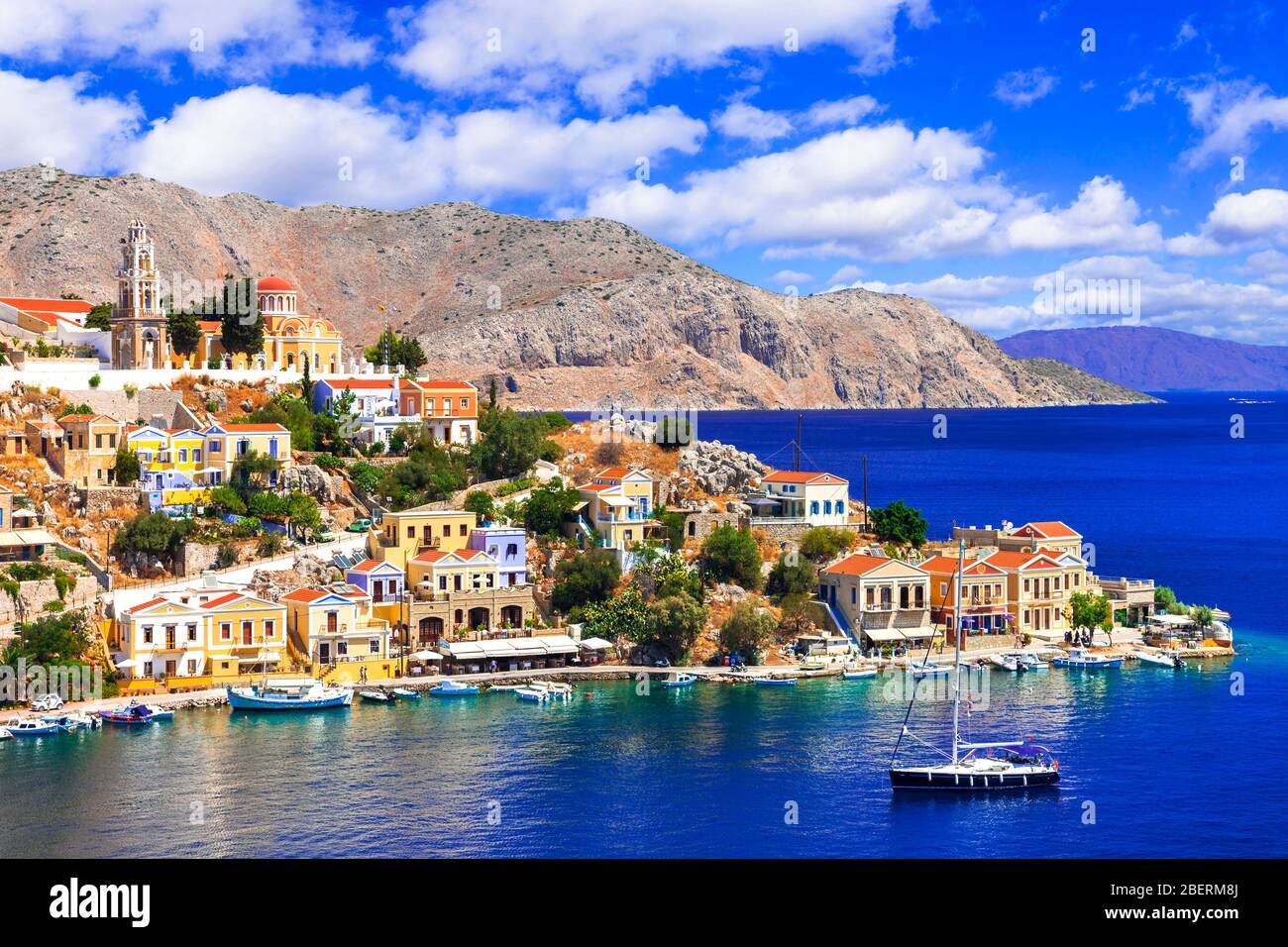 Impressionnante île Symi, vue avec maisons colorées, mer et montagnes, Dodécanèse, Grèce. Banque D'Images