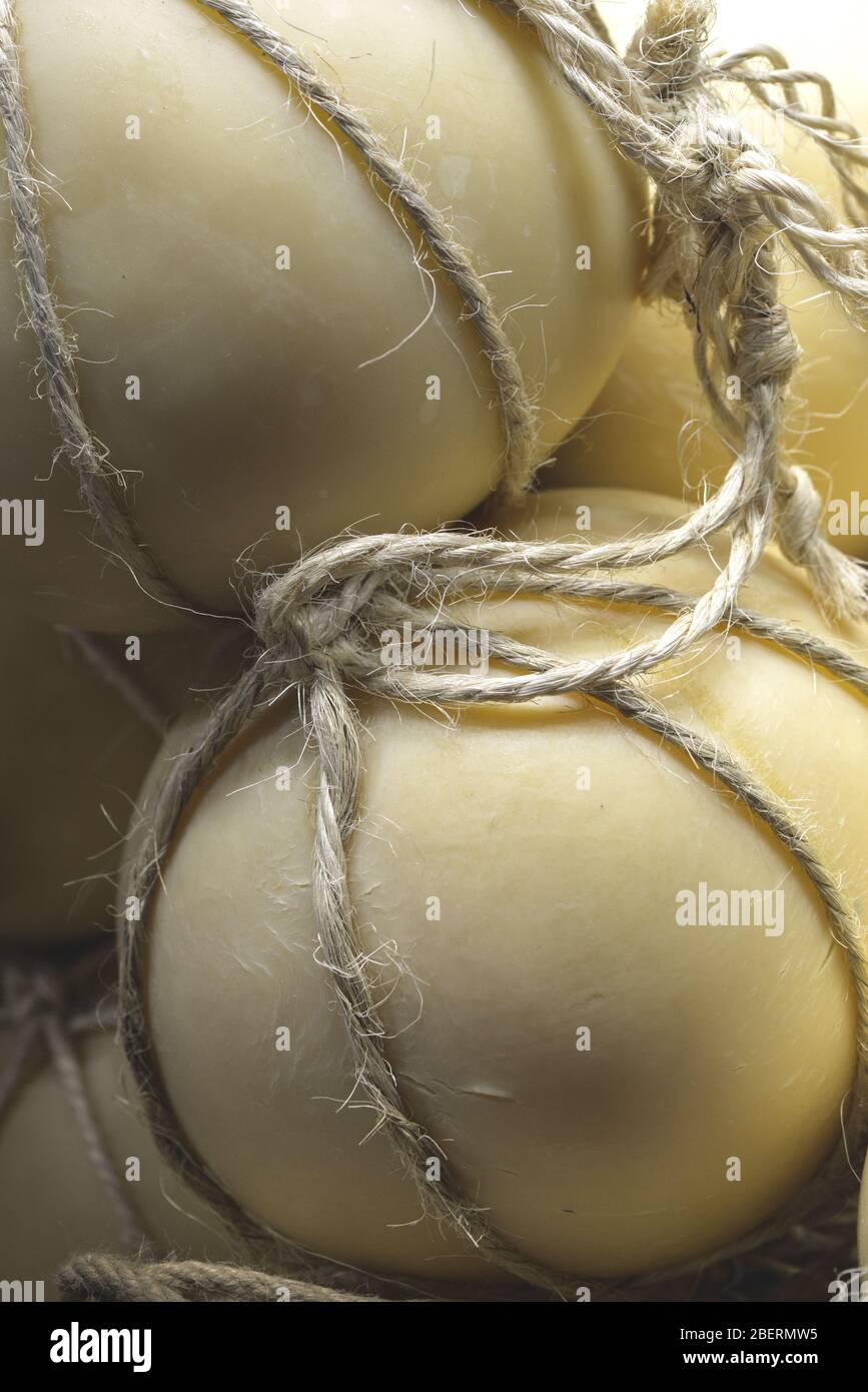 La corde italienne liait le provolone fromage gros plan de la composition rustique Banque D'Images