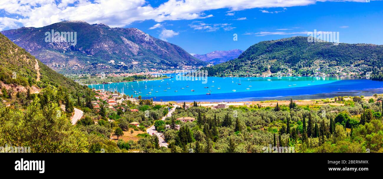 Impressionnante île de Lefkada, vue sur la mer turquoise et les montagnes, Grèce. Banque D'Images