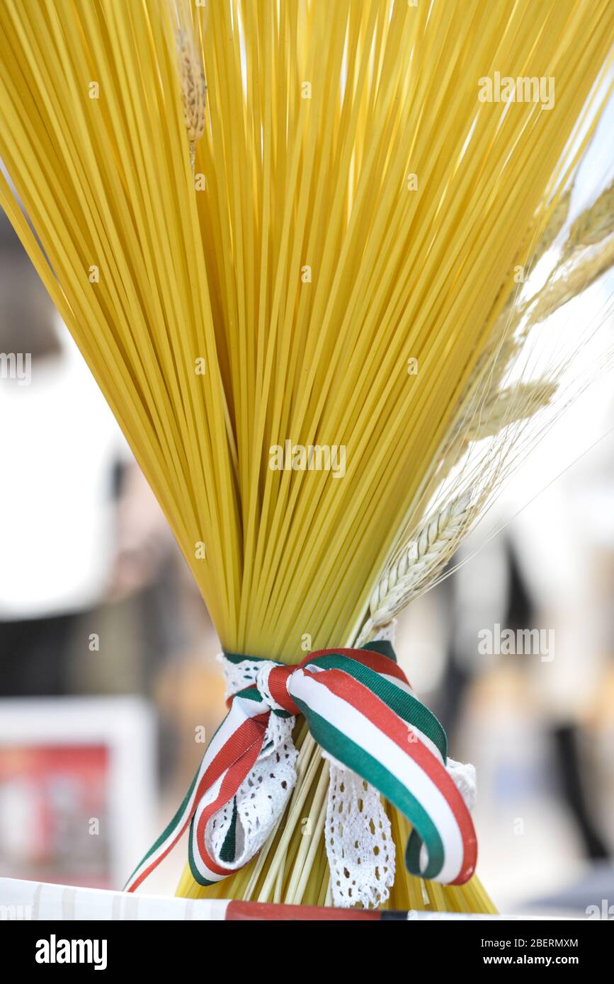 Composition spaghetti liée au ruban drapeau italien Banque D'Images