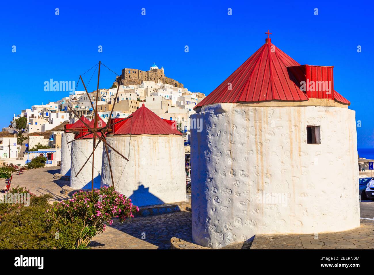 Maisons blanches traditionnelles, moulins à vent et château sur l'île d'Astypalea, Dodécanèse, Grèce. Banque D'Images