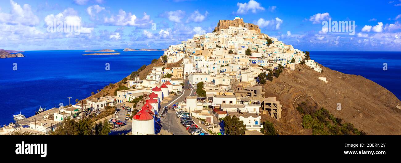 Belle île d'Astapalea, vue avec moulins à vent traditionnels, maisons blanches, château et mer, Cyclades, Grèce. Banque D'Images