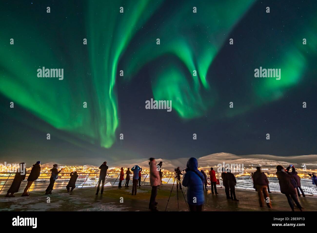 Les gens à bord de MS Trollfjord observant les tourbillons auroraux au-dessus de Batsfjord, Norvège. Banque D'Images