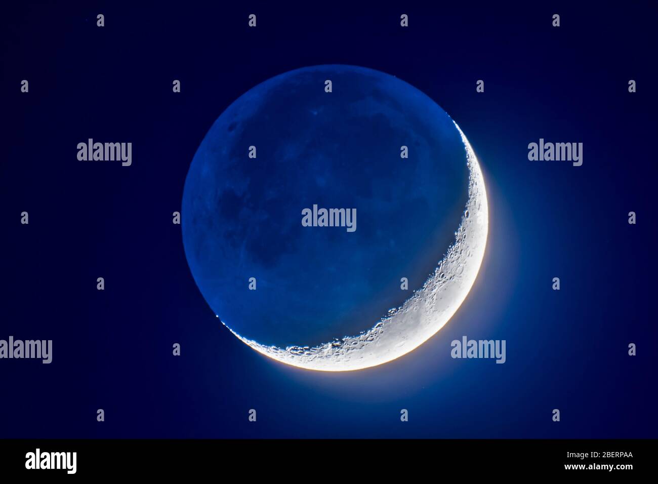 Un vieux de 4 jours à cirer la lune de croissant avec Earthbrir. Banque D'Images