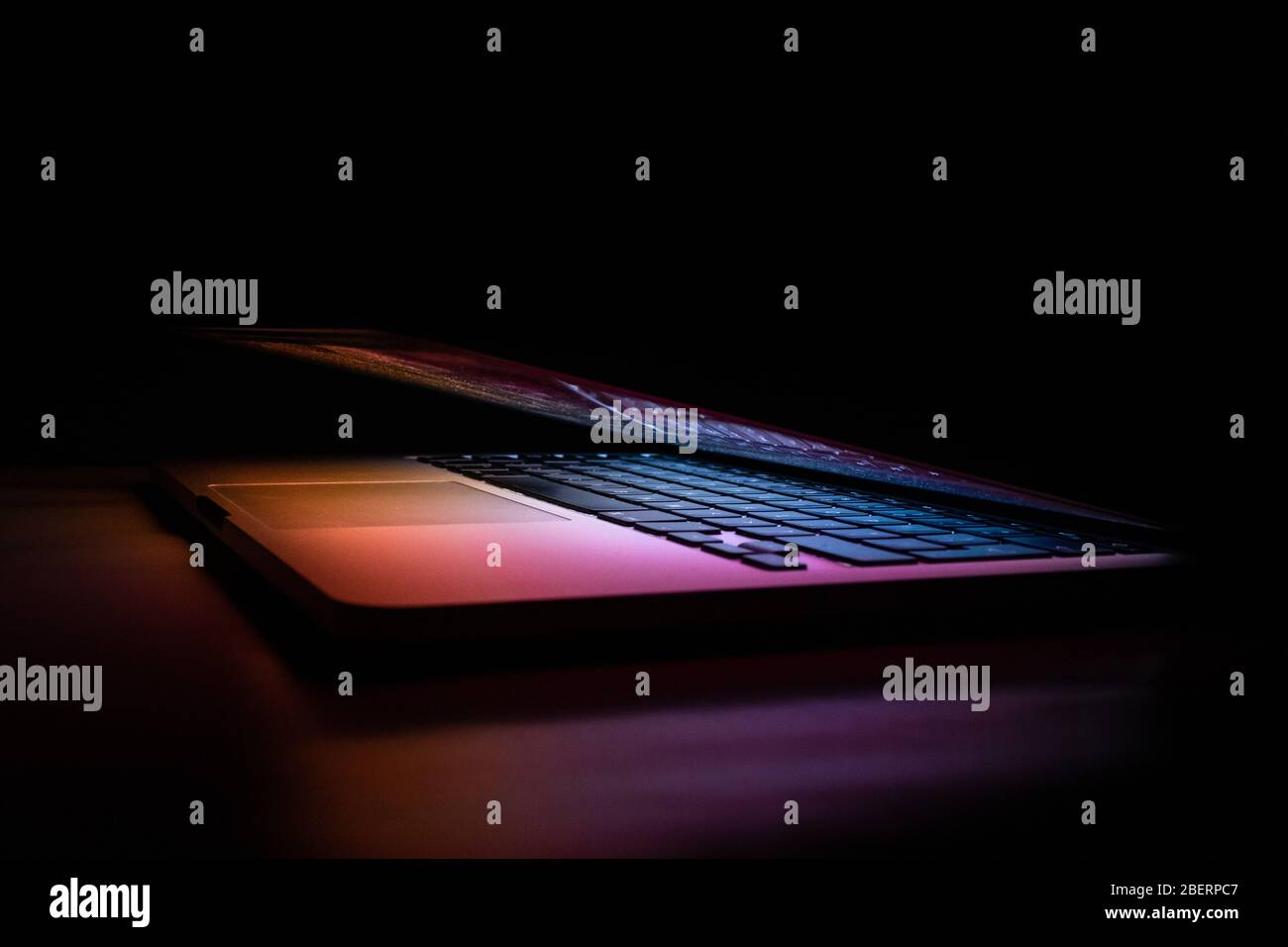 un macbook avec lumière violette Banque D'Images