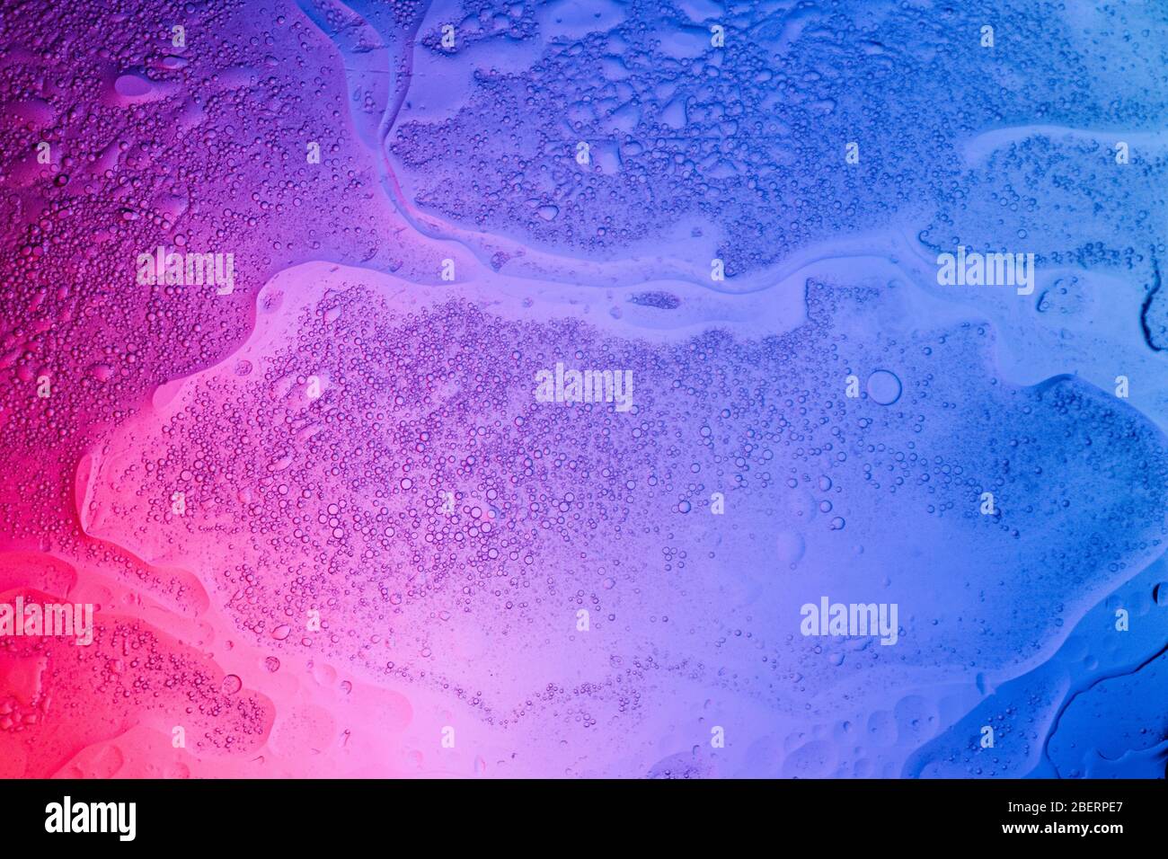 gouttelettes d'eau abstraites à mélange violet et bleu Banque D'Images
