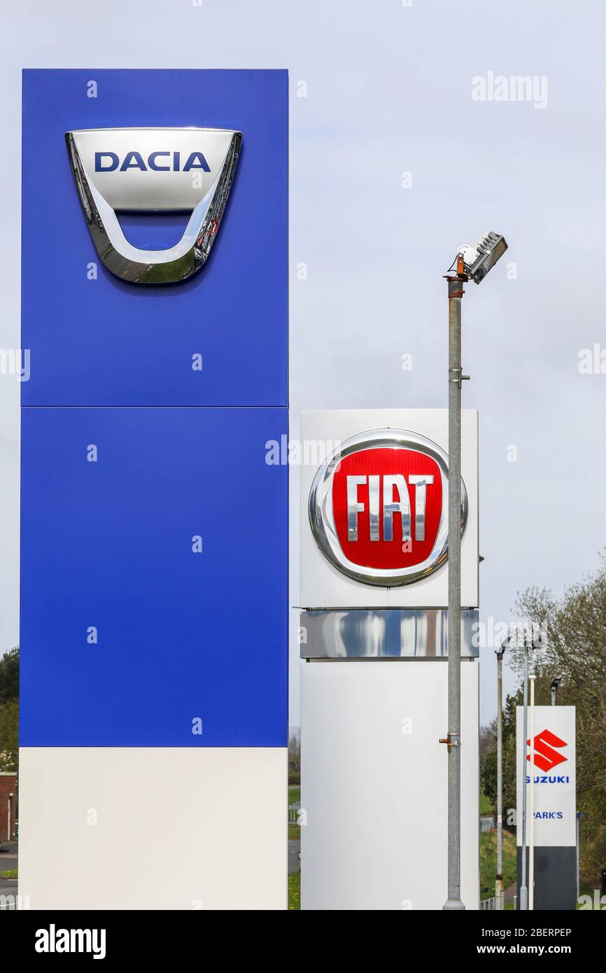 Logos de vente de voitures pour Dacia, Fiat et Susuki, Irvine, Écosse, Royaume-Uni Banque D'Images