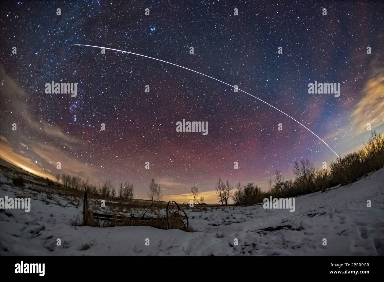 La Station spatiale internationale, l'aérolut et la lumière zodiacale sur la campagne de l'Alberta, au Canada. Banque D'Images