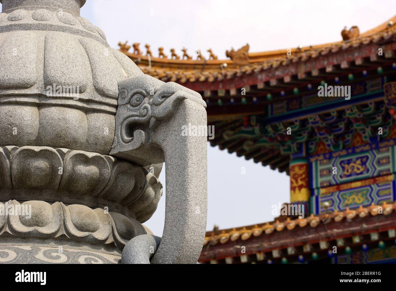 Fragment d'un éléphant de pierre debout sur le territoire du parc de Bouddha de Jade, Anshan, province de Liaoning, Chine, Asie. Banque D'Images
