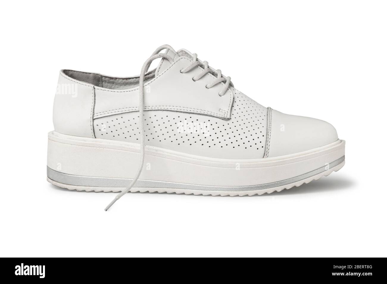Chaussure en cuir blanc femelle de style sport isolée sur fond blanc Banque D'Images