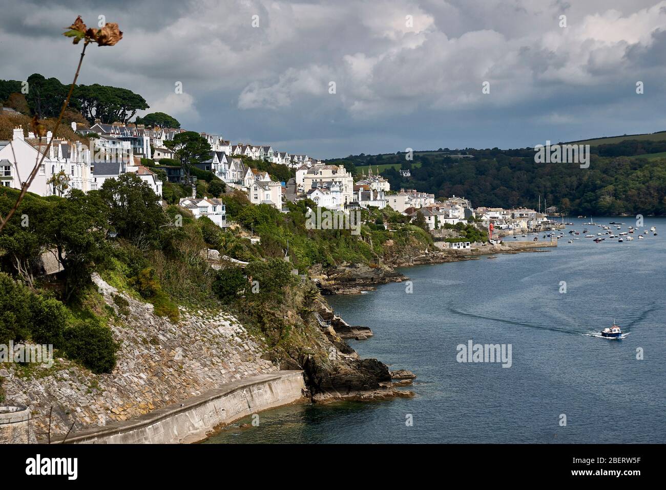 Ville de Fowey sur les falaises de la rivière Fowey. Banque D'Images