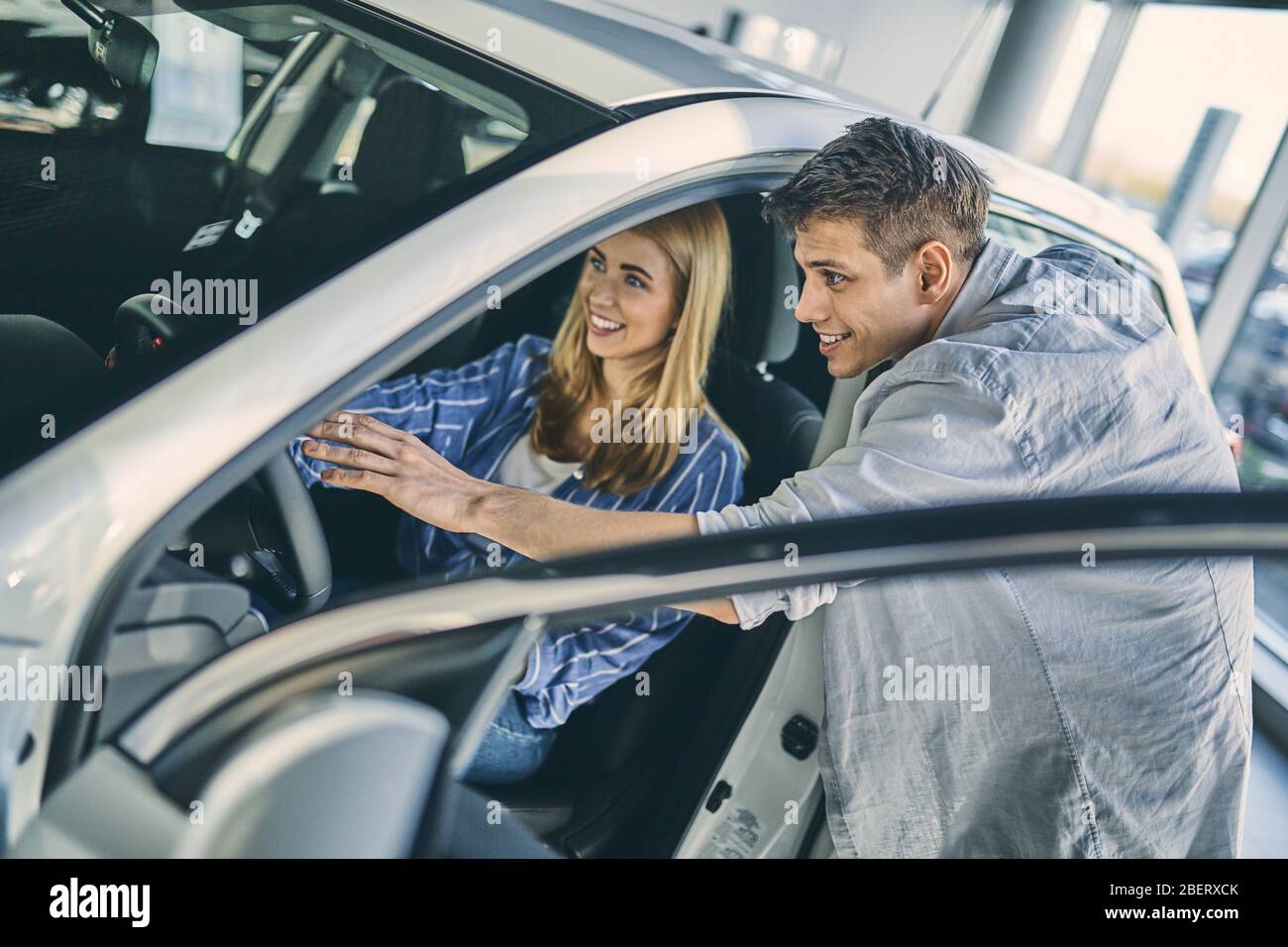 Couple souriant se préparer à conduire et s'amuser. Banque D'Images