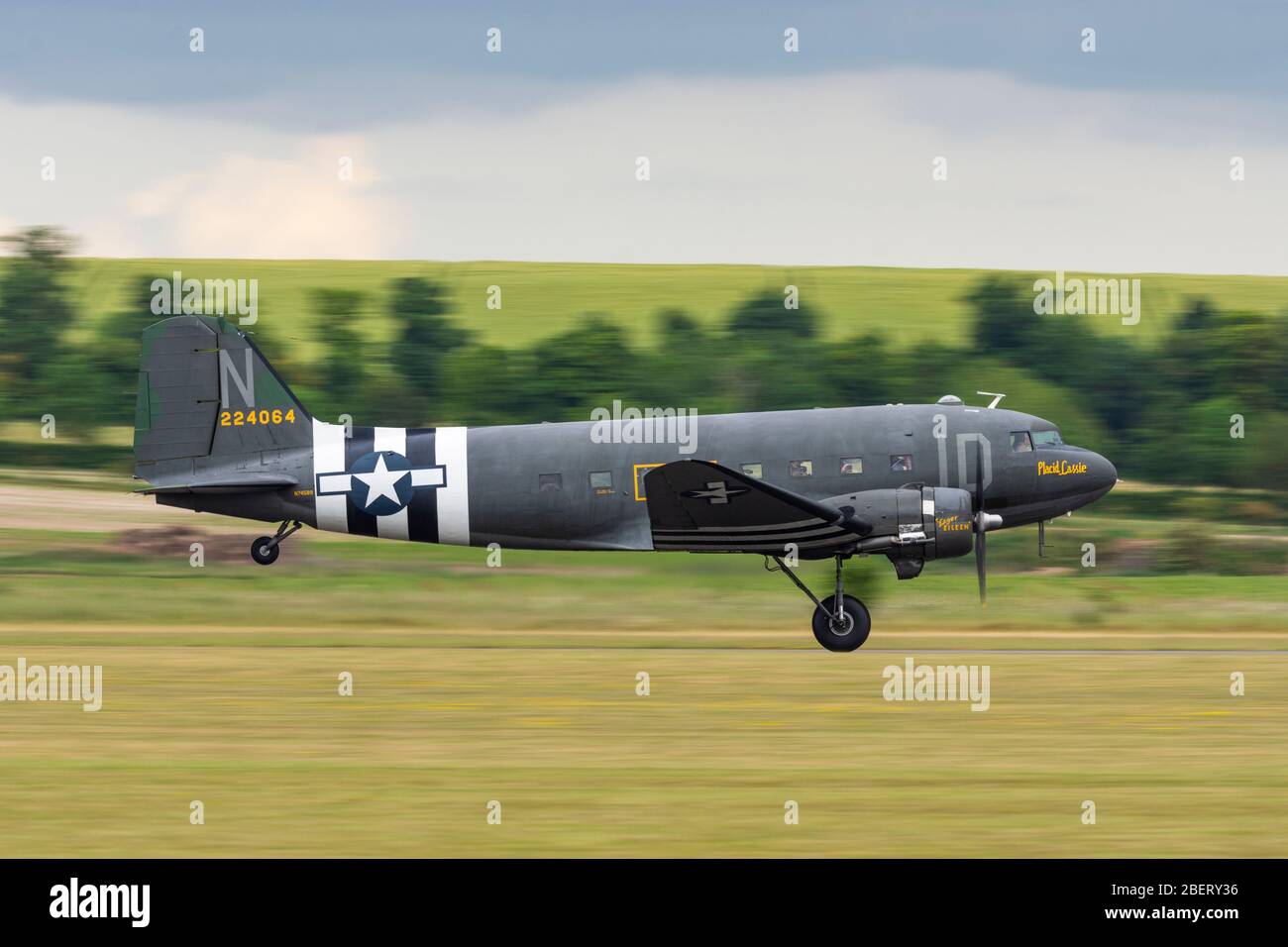 Vue latérale du C-47 Dakota Placid Lassie en partant de Duxford lors de l'événement de commémoration du jour D 75 Daks over Duxford Banque D'Images