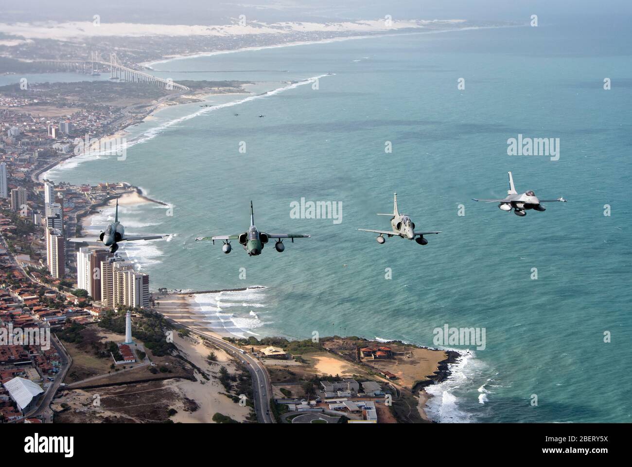 Mélanger la formation d'avions militaires le long de la côte du Brésil. Banque D'Images