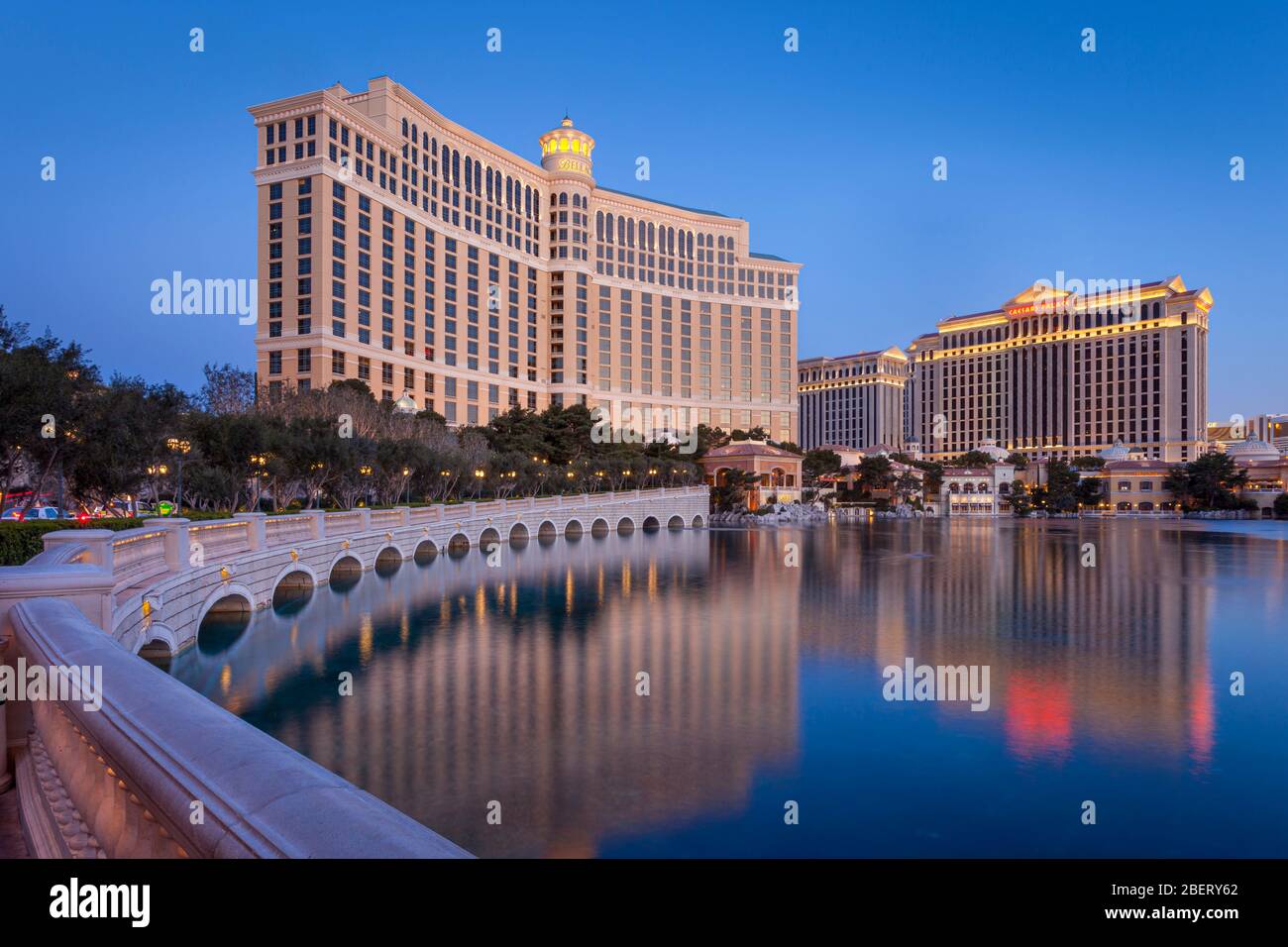 Le Bellagio Hotel et Caesars Palace Casinos au crépuscule tôt le matin, Las Vegas, Nevada, États-Unis Banque D'Images