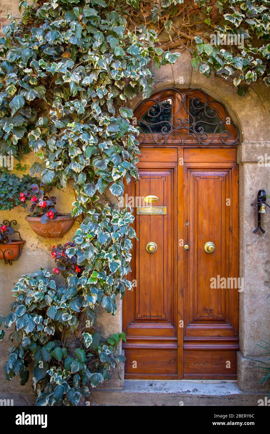 Porte d'entrée à la maison médiévale à Castelmuzio, Toscane, Italie Banque D'Images