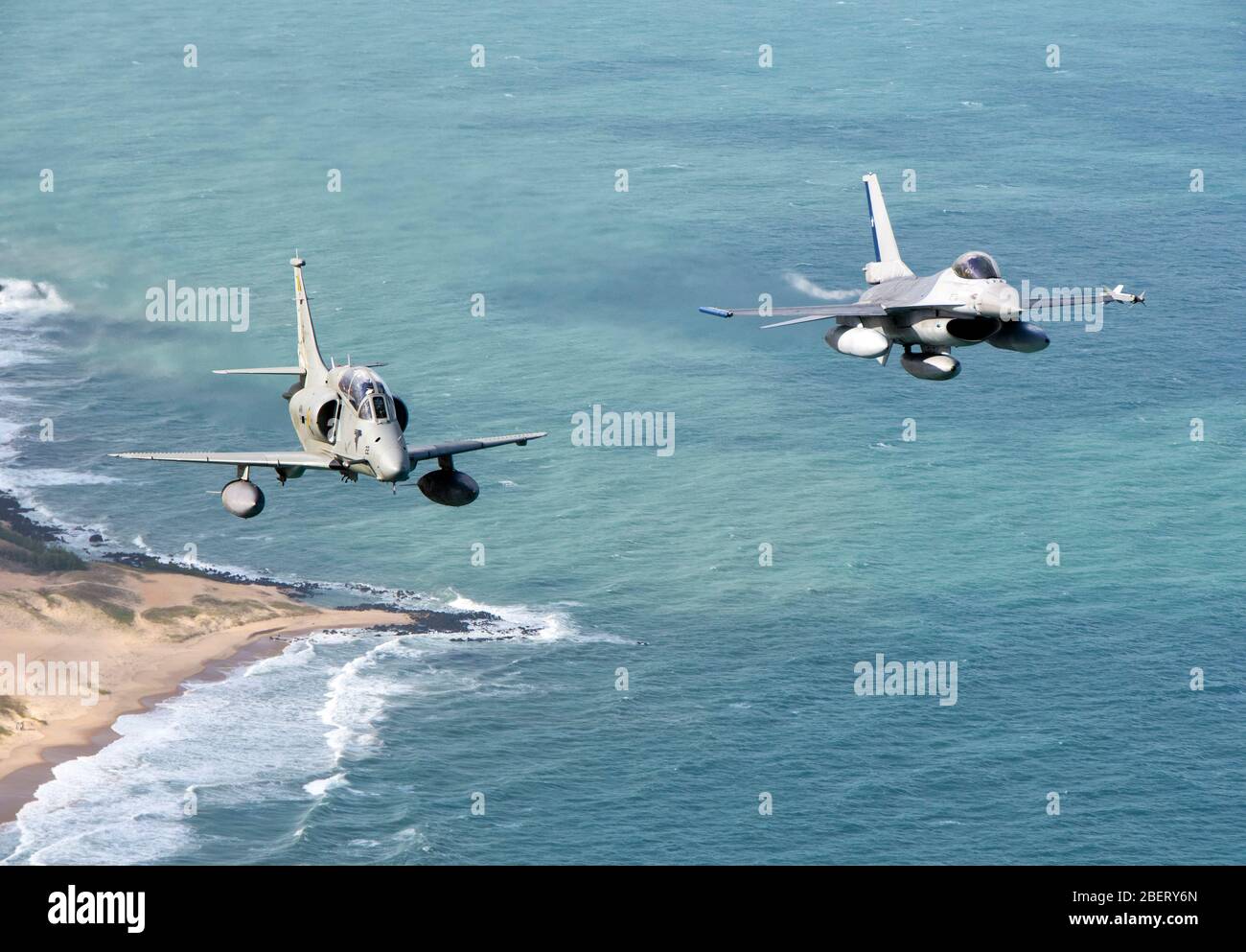Mélanger la formation d'avions militaires le long de la côte du Brésil. Banque D'Images