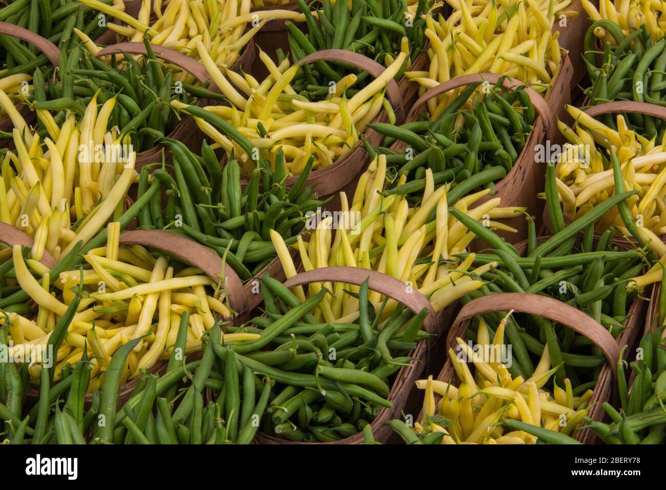 Paniers de haricots jaunes et verts Banque D'Images