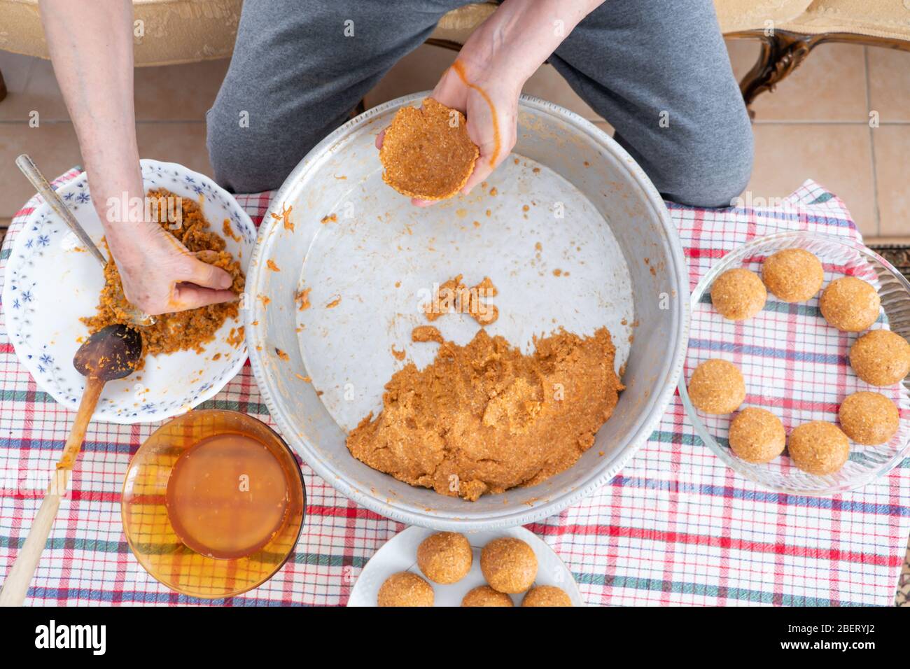 Cuisine turque traditionnelle; boulettes de viande farcies, turques connues sous le nom de 'igli kofte'. Femme faisant des boulettes de viande farcies à la maison. Banque D'Images