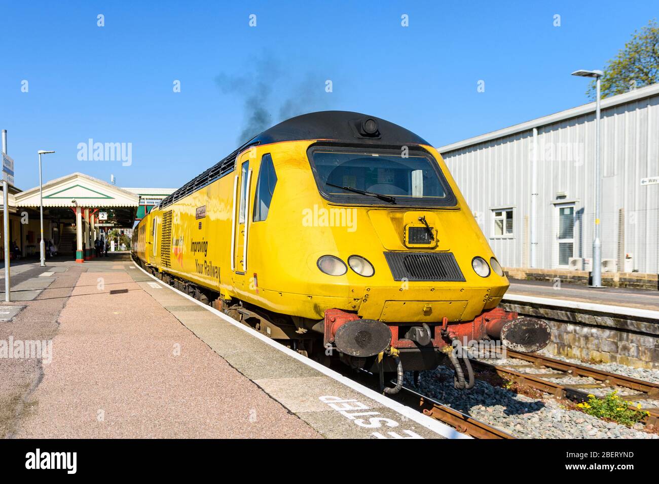 Rail réseau Nouvelle mesure train train de surveillance de l'état de la voie à grande vitesse en quittant la gare de Paignton Banque D'Images