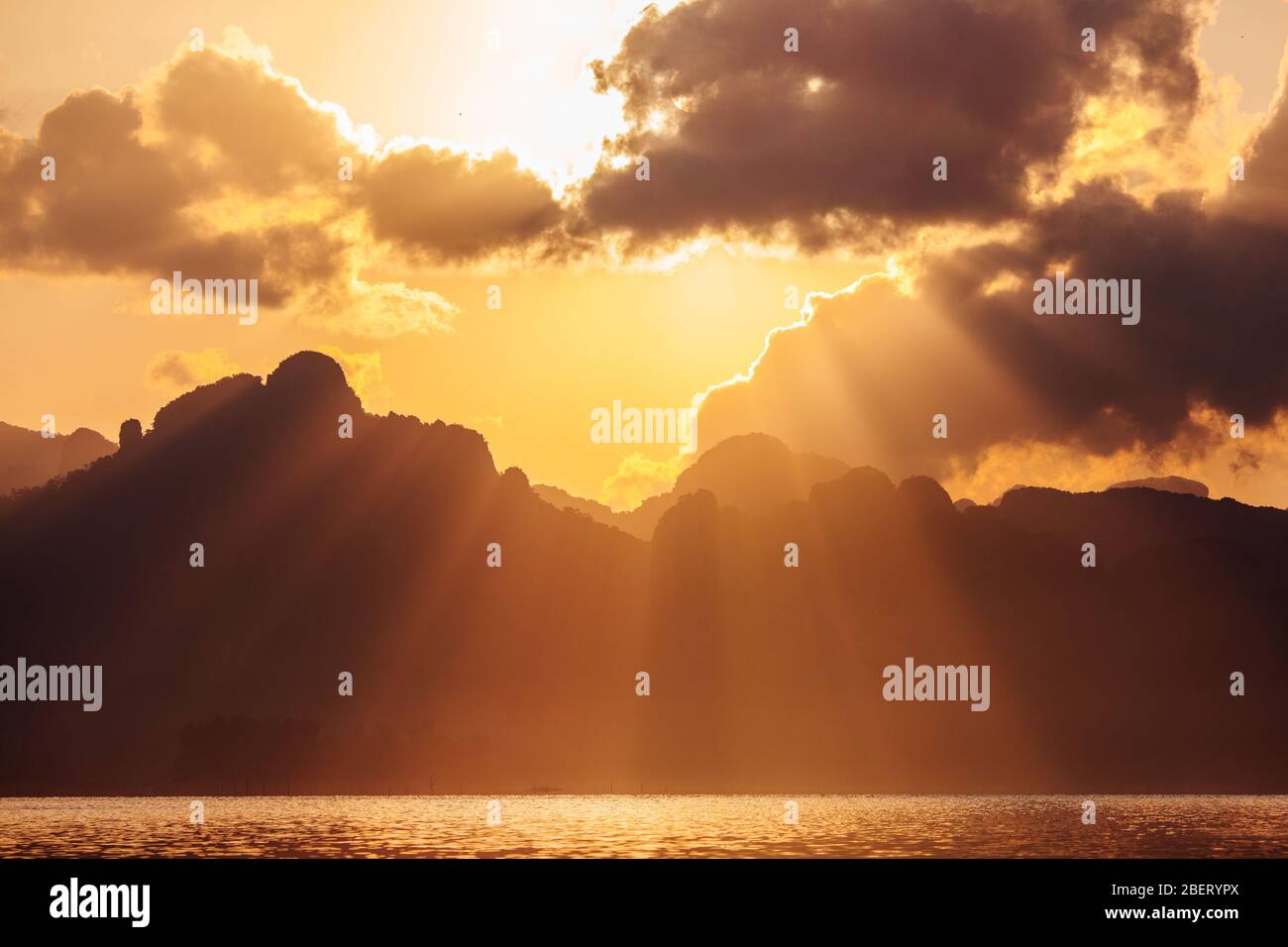 Falaises karstiques au lever du soleil avec de beaux rayons lumineux dans le parc national de Khao Sok, Thaïlande. Banque D'Images