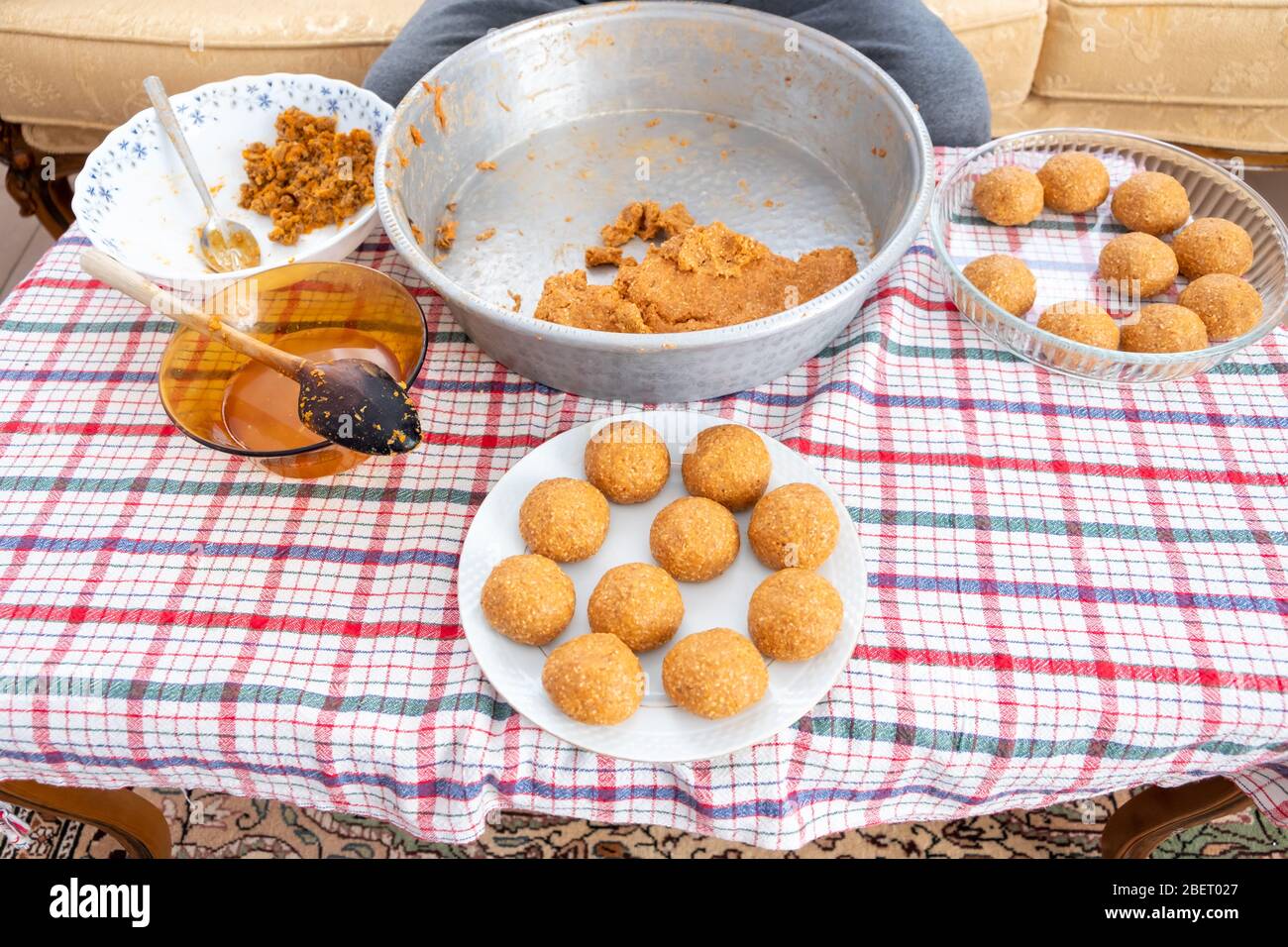 Cuisine turque traditionnelle; boulettes de viande farcies, turques connues sous le nom de 'igli kofte'. Femme faisant des boulettes de viande farcies à la maison. Banque D'Images