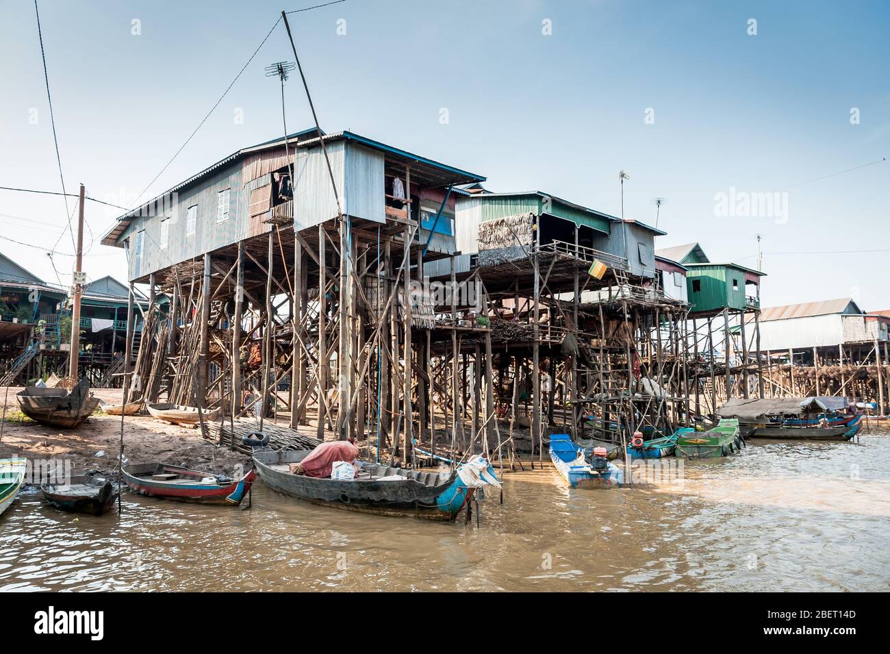 Photos des incroyables maisons sur pilotis au village flottant de Kampong Phluk près de Siem Reap, au Cambodge. Banque D'Images