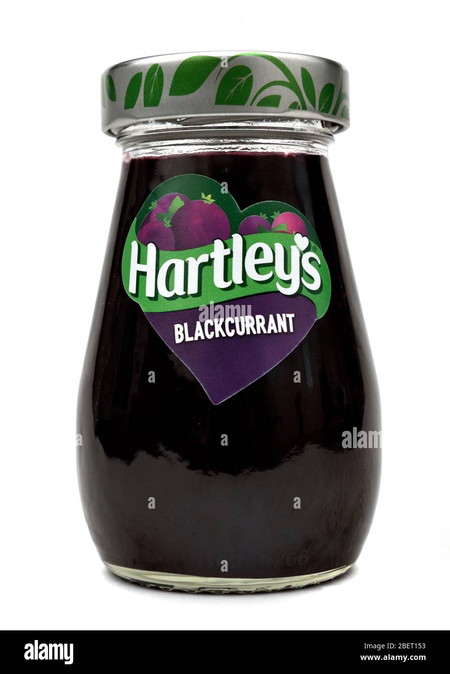 Un pot en verre de Harleys jam Blackcurrant sur un fond blanc Banque D'Images