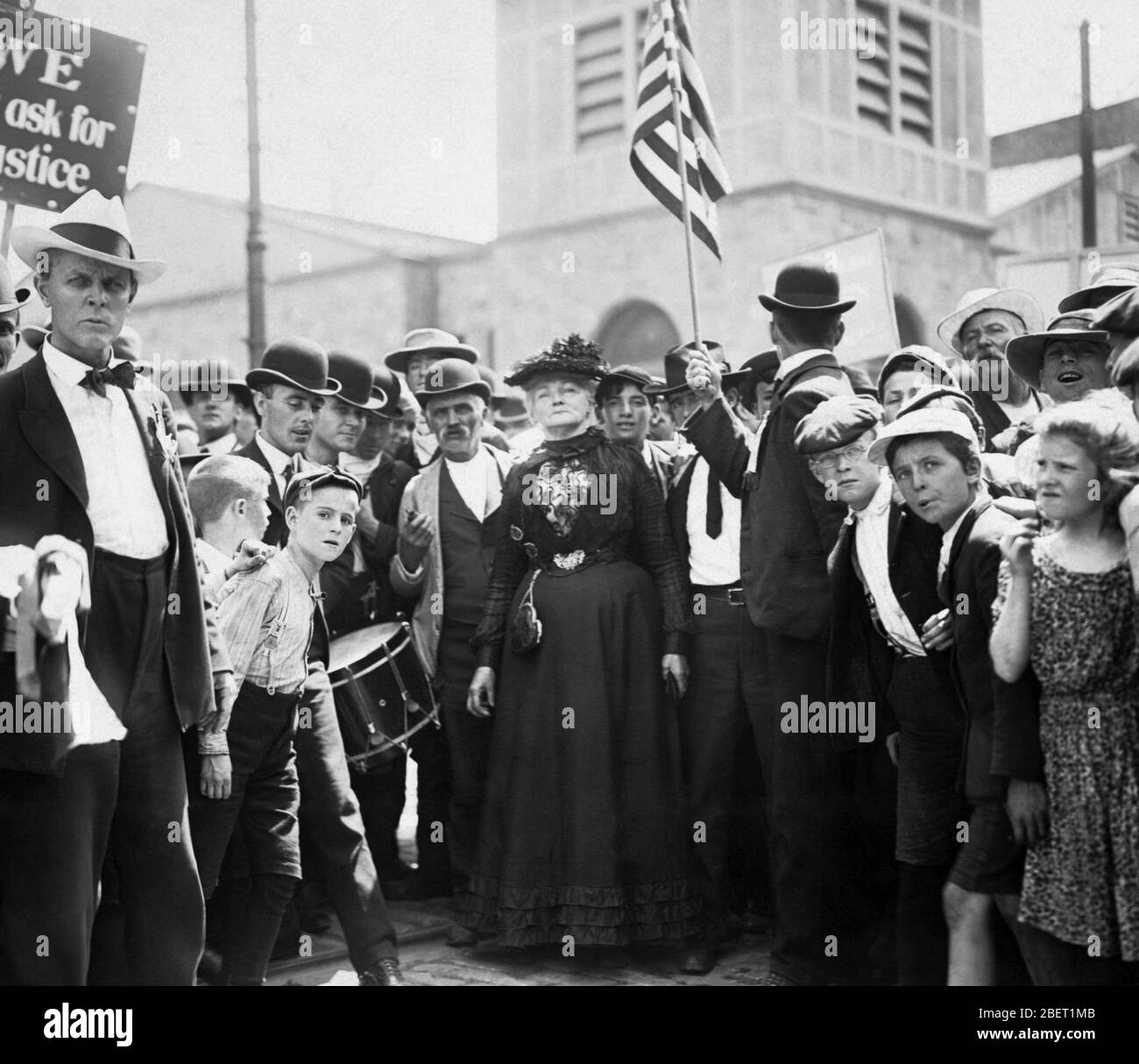 Mary Harris Jones, qui dirige son armée de travailleurs du textile en grève, se rend à New York en 1903. Banque D'Images