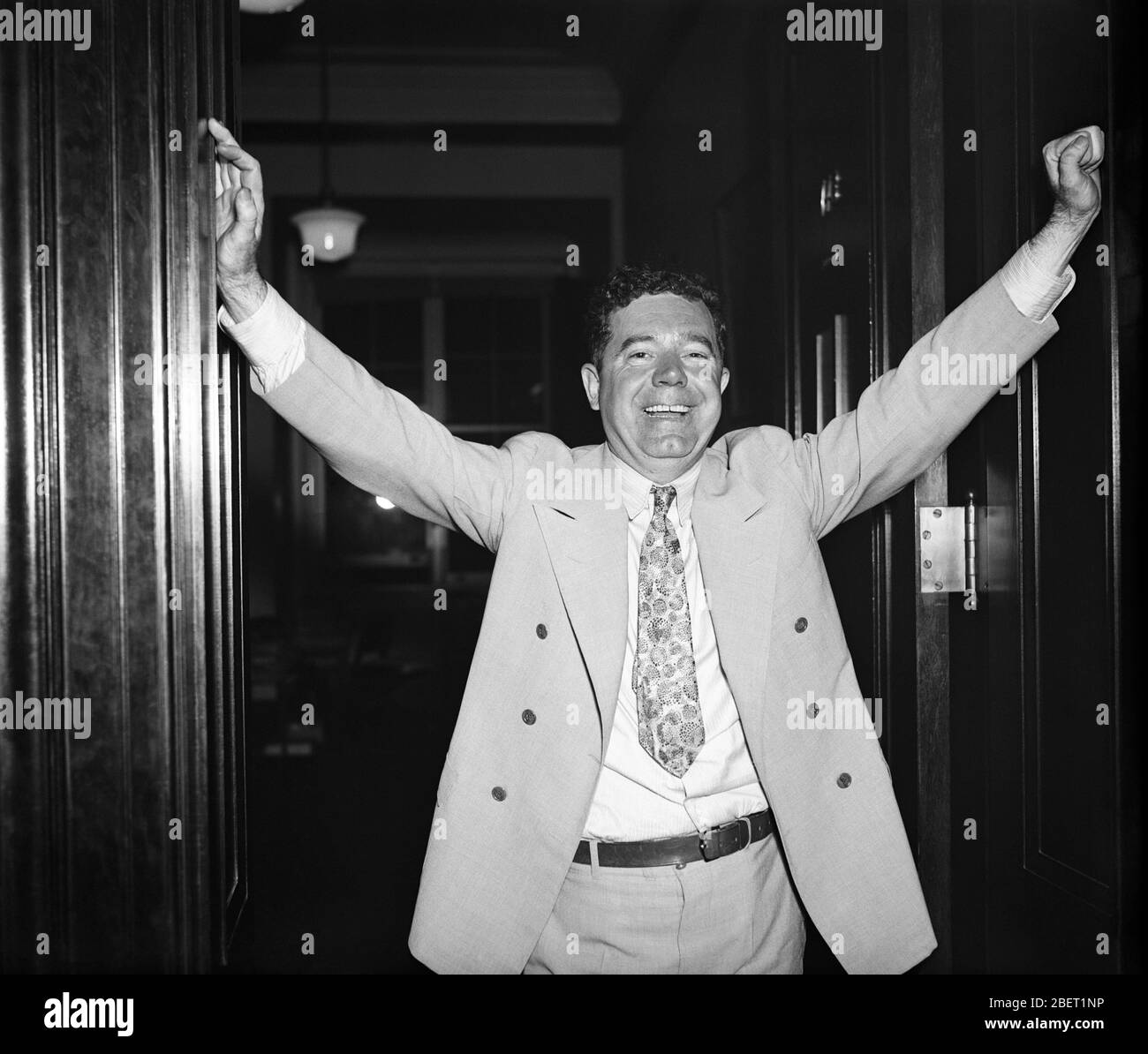 Le sénateur Huey long se repose à l'entrée après son succès de filibuster. Banque D'Images