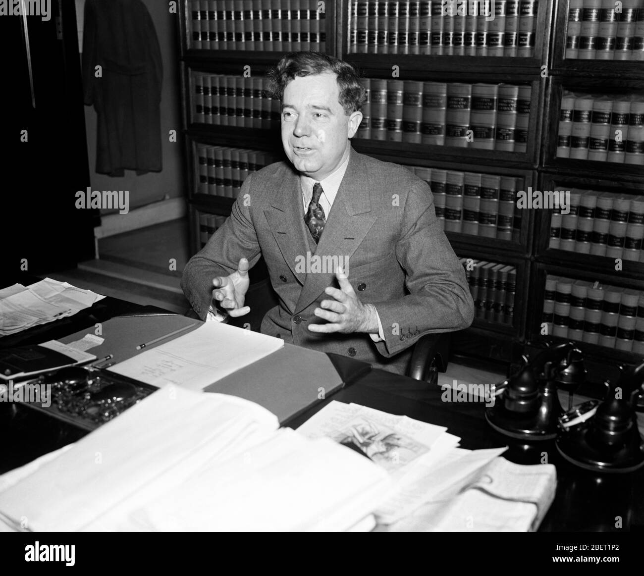Le sénateur de Louisiane Huey P. long à son bureau en janvier 1935. Banque D'Images
