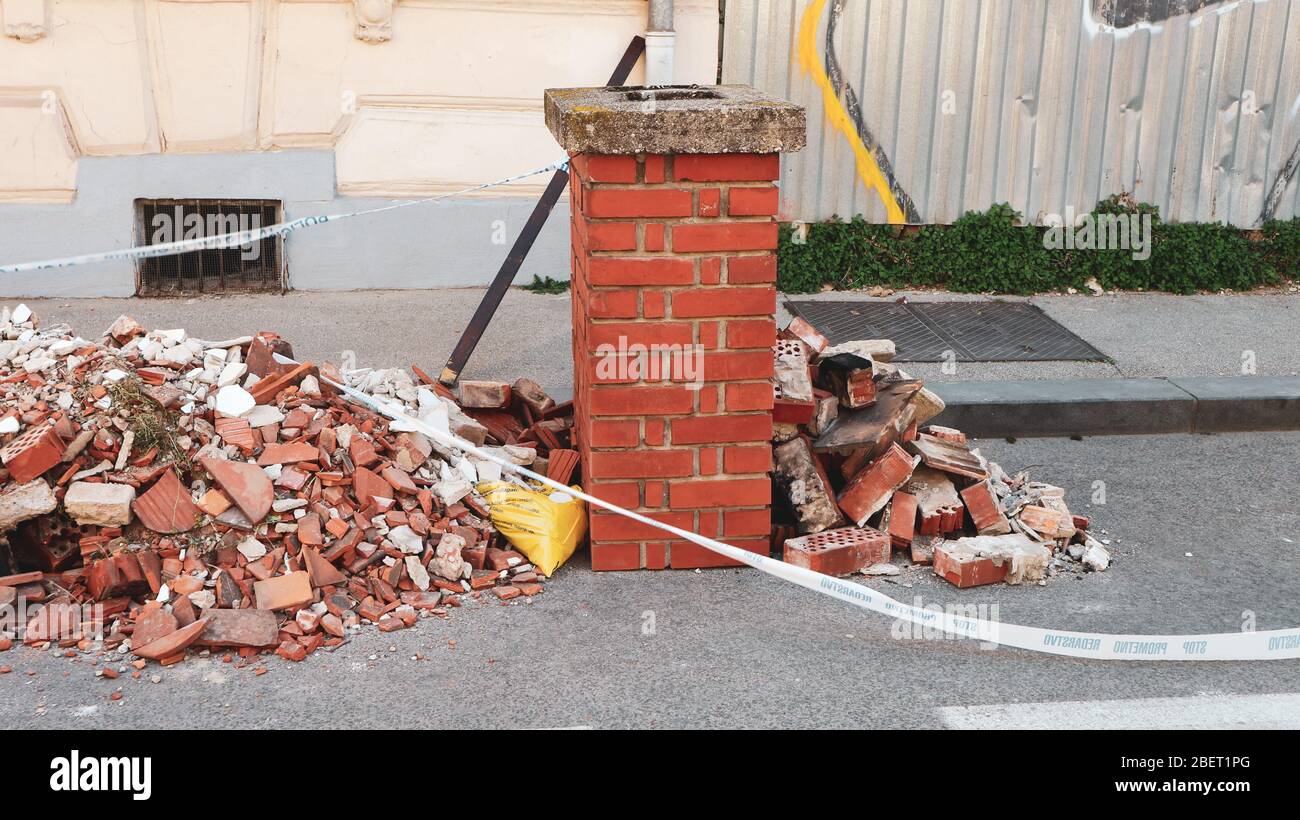 Des briques cassées, des débris et des cheminées cassées sont tombés de bâtiments endommagés dans la rue après un séisme dévastateur à Zagreb, en Croatie Banque D'Images